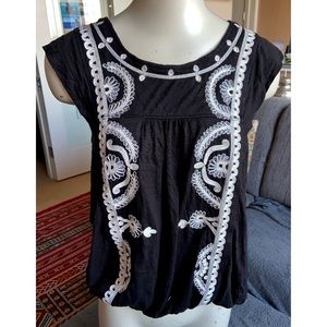 NWT $98 FREE PEOPLE SHT-SLV BLACK W/ WHITE EMBROIDERY TOP, SZ XS